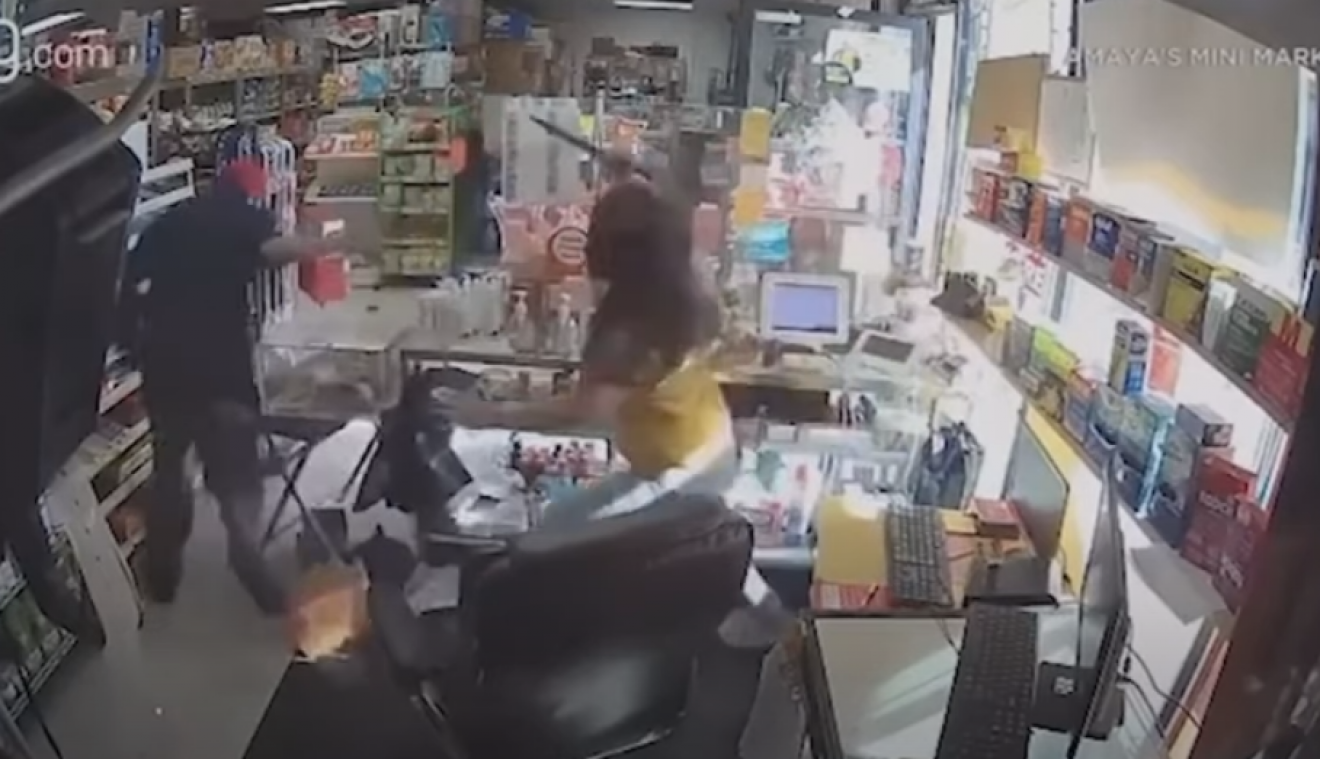 Wat een moed: vrouw overmeestert overvaller en achtervolgt hem met zijn eigen wapen (video)