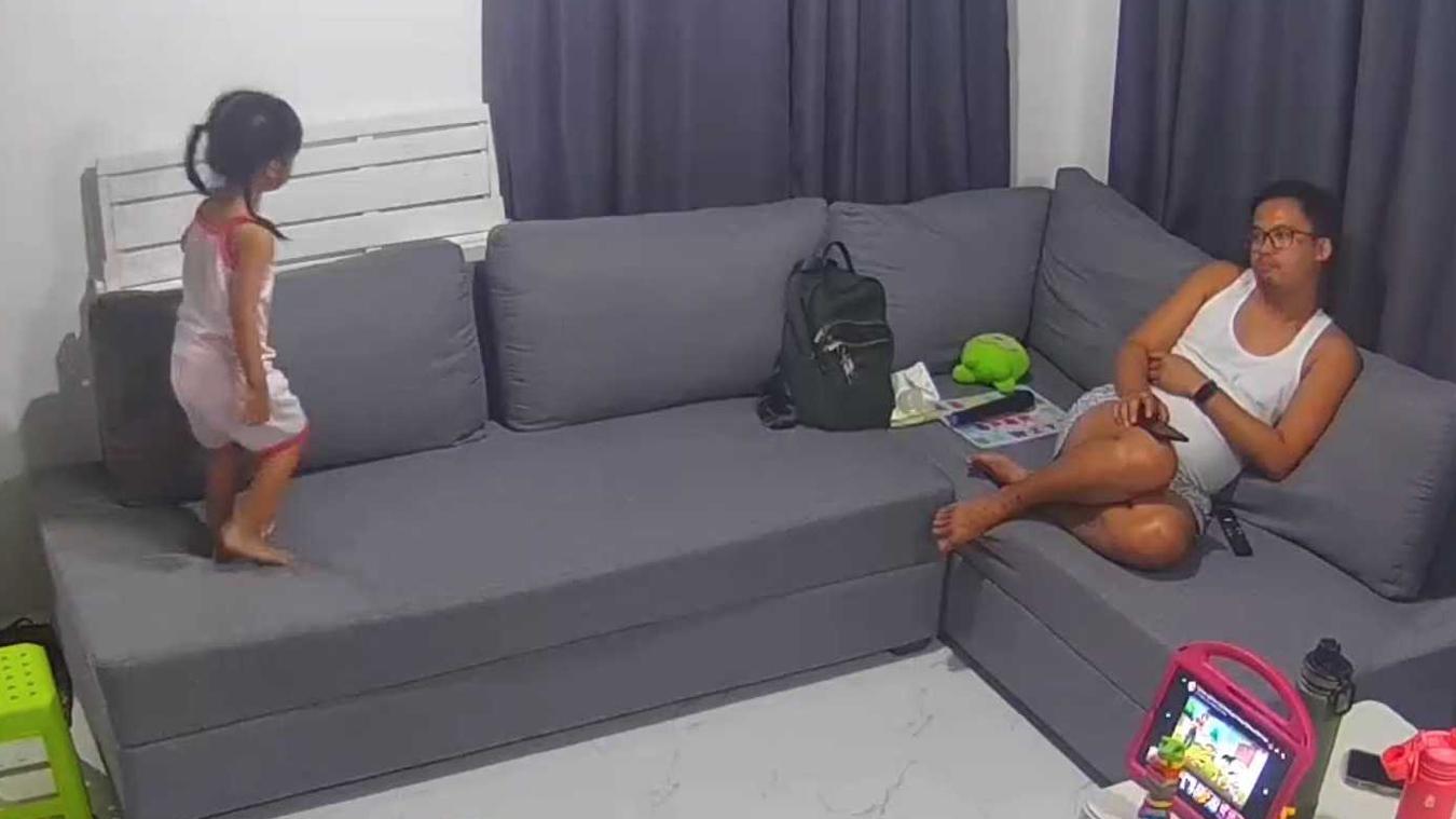 Papa met katachtige reflexen behoedt zijn dochtertje van pijnlijke val (video)