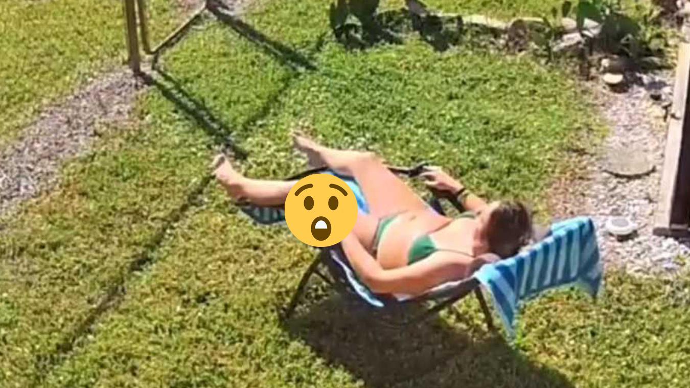 Vrouw ligt rustig te zonnen, maar dan kruipt er iets akeligs over haar been: «Ik zou flauwvallen!» (video)