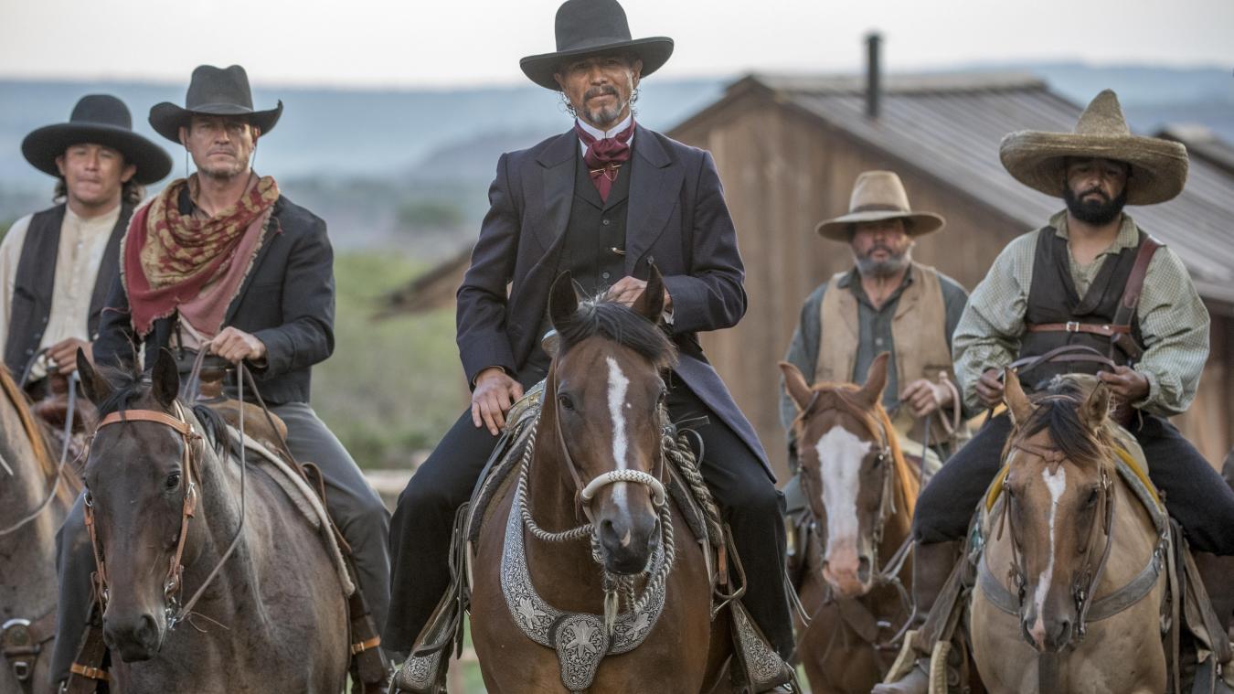MOVIES. In ‘Dead for a Dollar’ trekt Christoph Waltz zijn cowboykleren weer aan: «Amerika toont hoe de honger naar vrijheid kan mislukken»