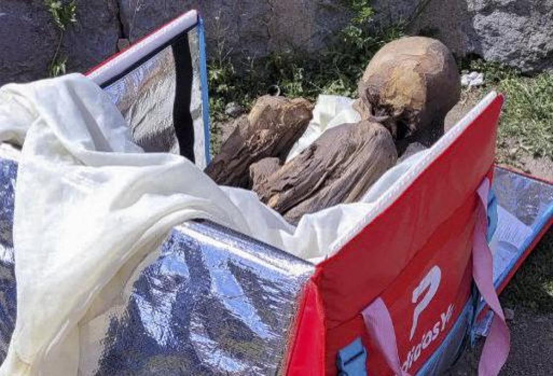 WTF. Peruaanse politie arresteert man die al heel z’n leven samenwoont met eeuwenoude mummie (video)