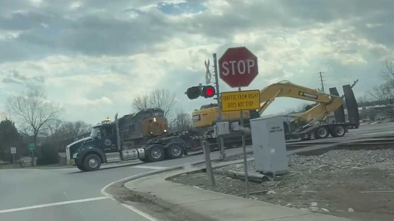 Aanstormende trein ramt vrachtwagen met kraan: «Oh nee!» (video)