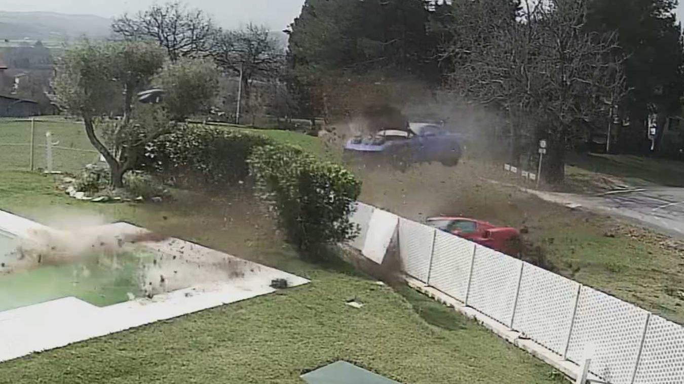 Race tussen twee Ferrari’s eindigt tegen omheining van villa: «Wow!» (video)