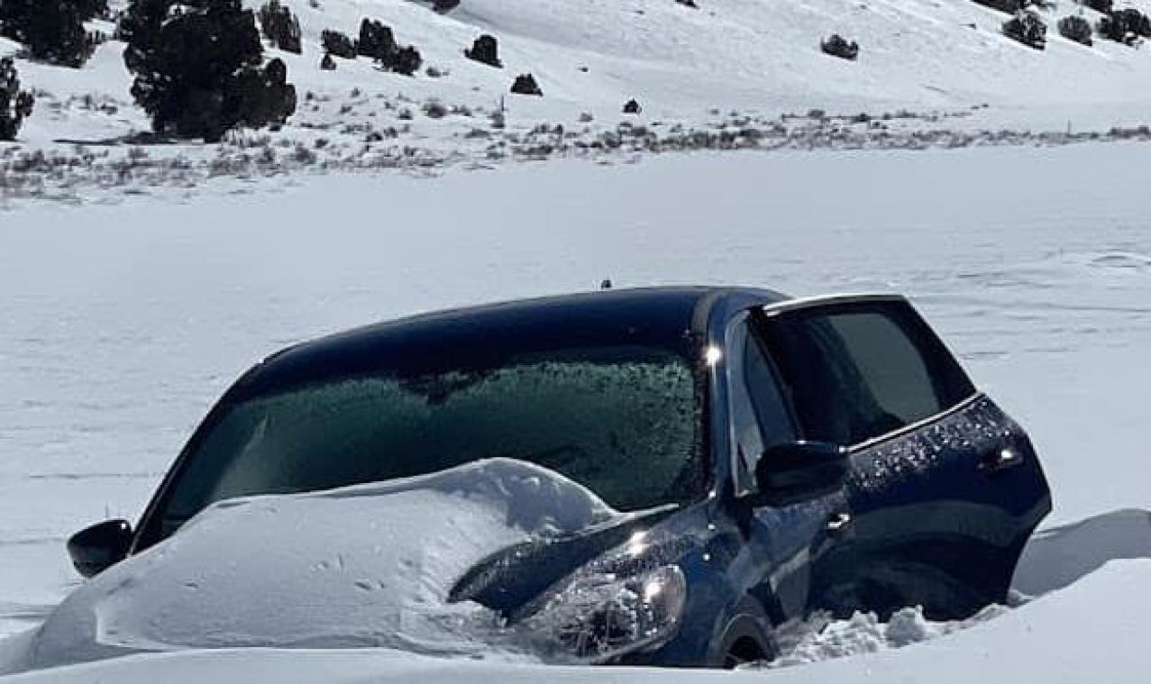 Opa rijdt zich vast in sneeuw en wordt na zes dagen levend teruggevonden: «Mirakel!»