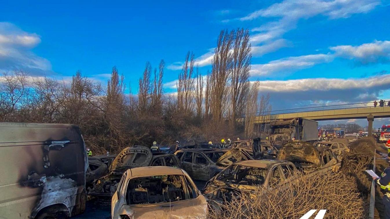 WTF. Enorme kettingbotsing met meer dan 40 voertuigen in Hongarije (video)