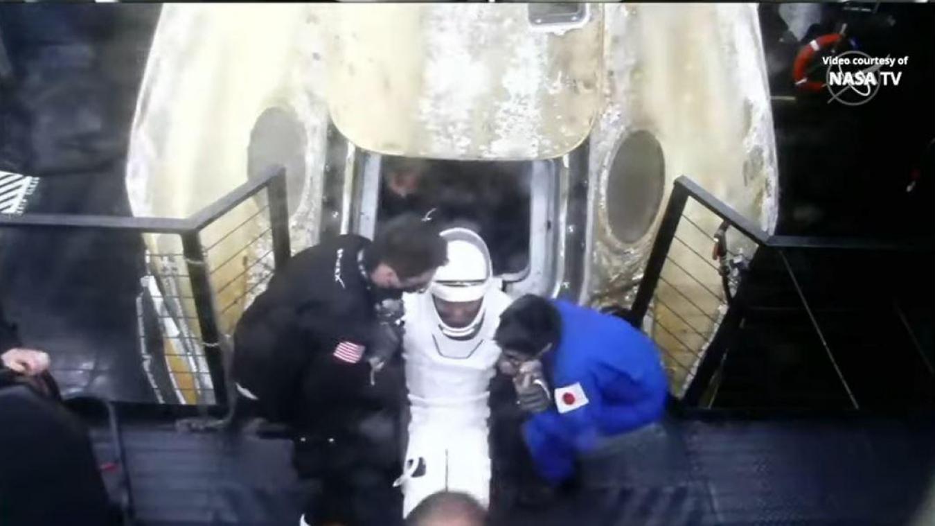 Ruimtecapsule SpaceX brengt bemanning ISS veilig terug naar aarde (video)
