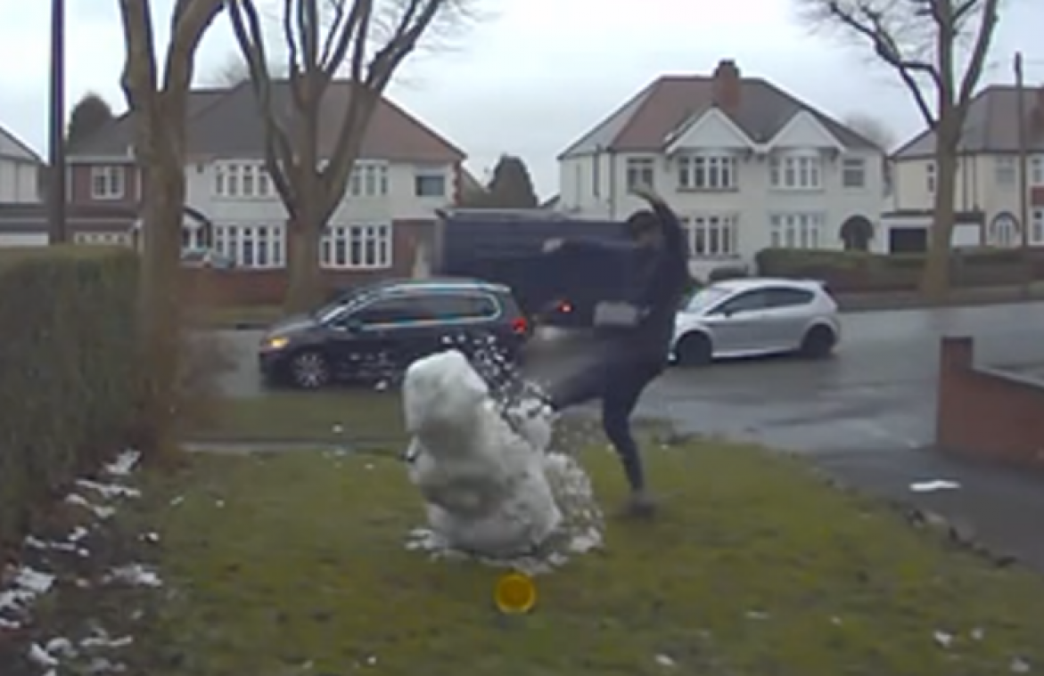 WTF. Zinloos geweld: man stapt uit auto om sneeuwman van meisje te vernielen (video)