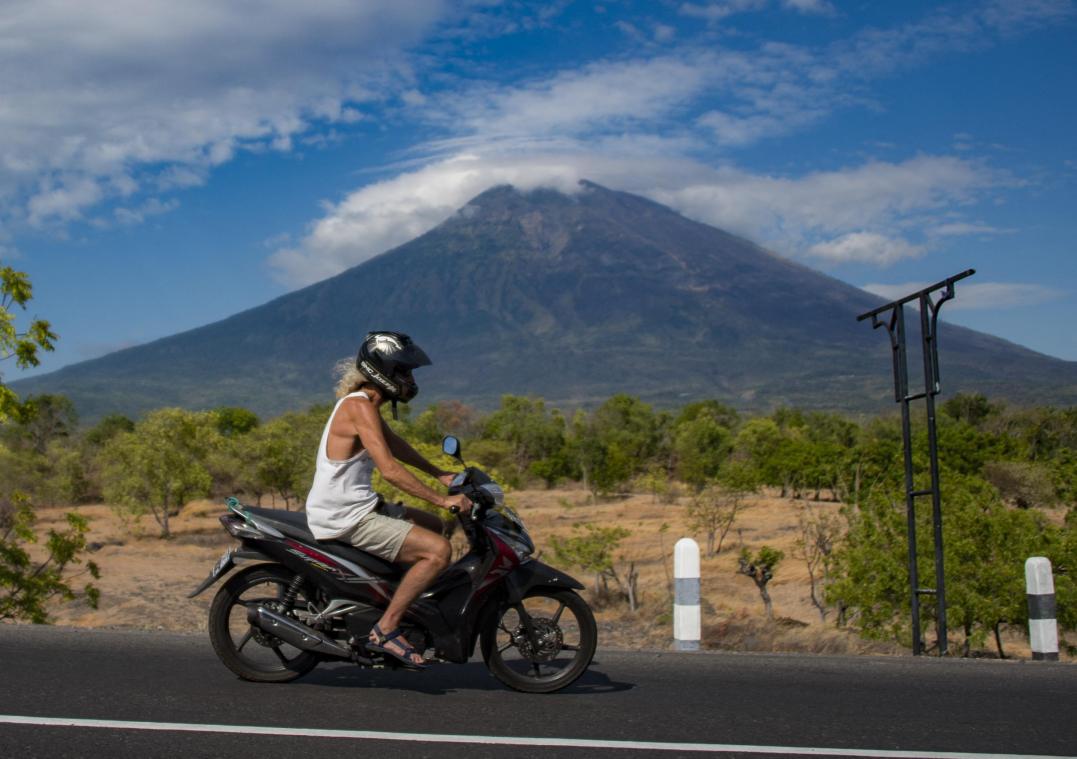 Bali wil toeristen op een motorfiets bannen