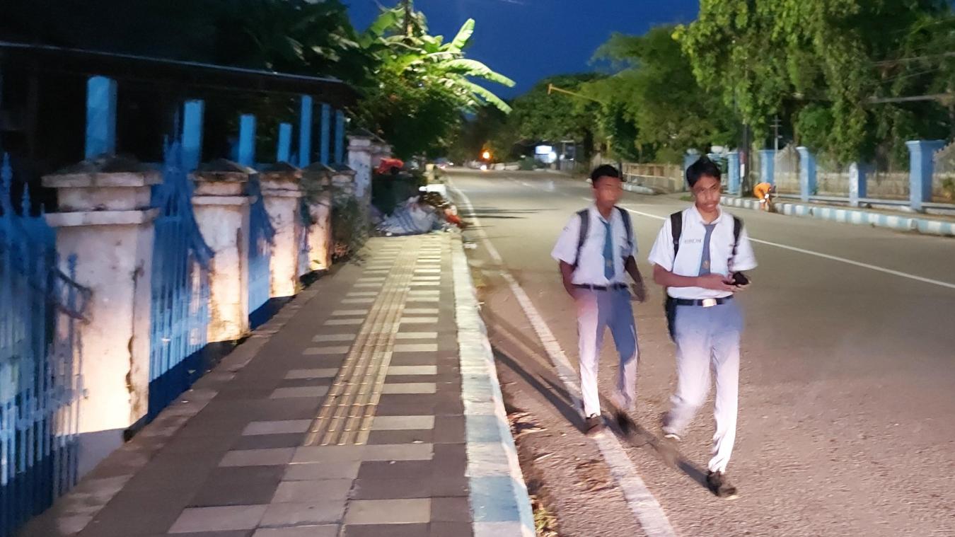 WTF. Kinderen in Indonesië moeten voortaan school starten om 5u30: «Zo leren ze wat discipline is»