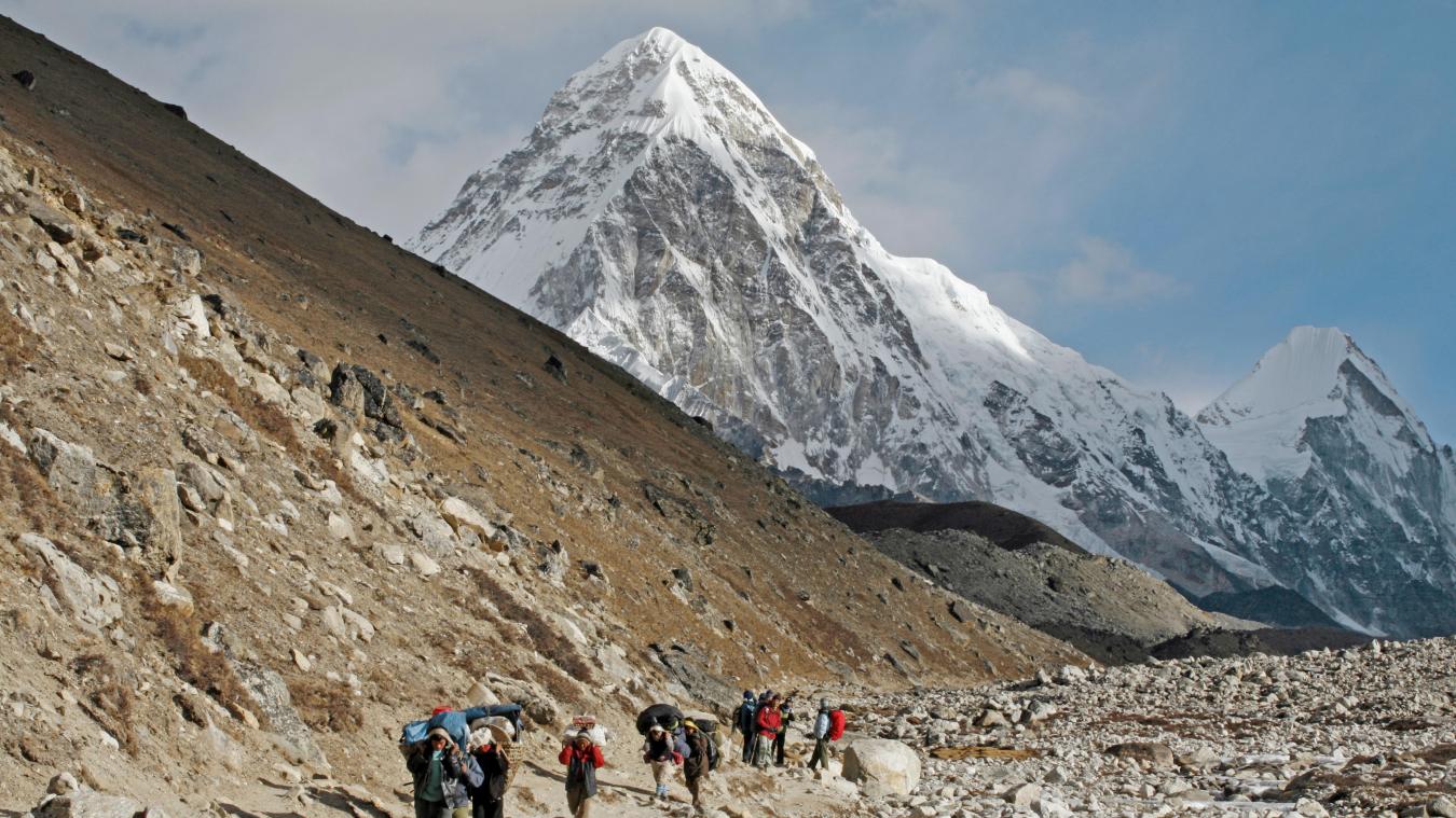 WHAT ABOUT. Massatoerisme na corona: hoeveel mag een blik op de Himalaya kosten?
