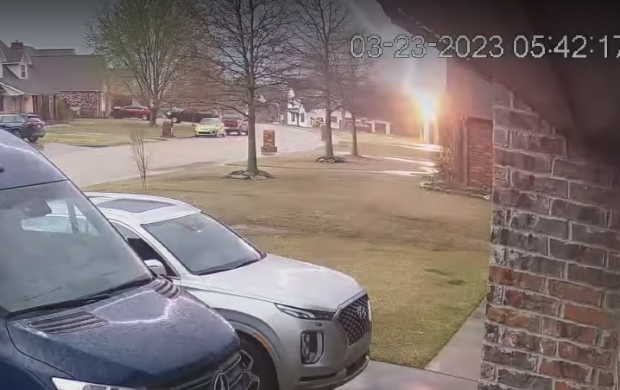 WOW. Huis vat vuur na blikseminslag: «Onwerkelijk hoe snel het ging» (video)