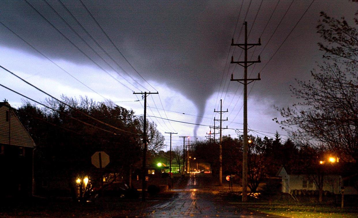 WOW. ‘Storm chasers’ leggen verwoestende tornado’s in VS vast op beeld (video’s)