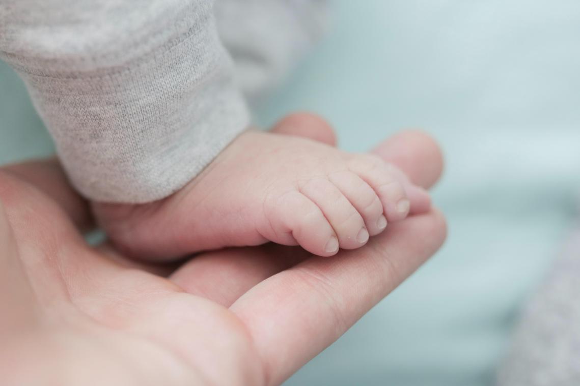 Baby overlijdt na val in emmer water in Zwitserland