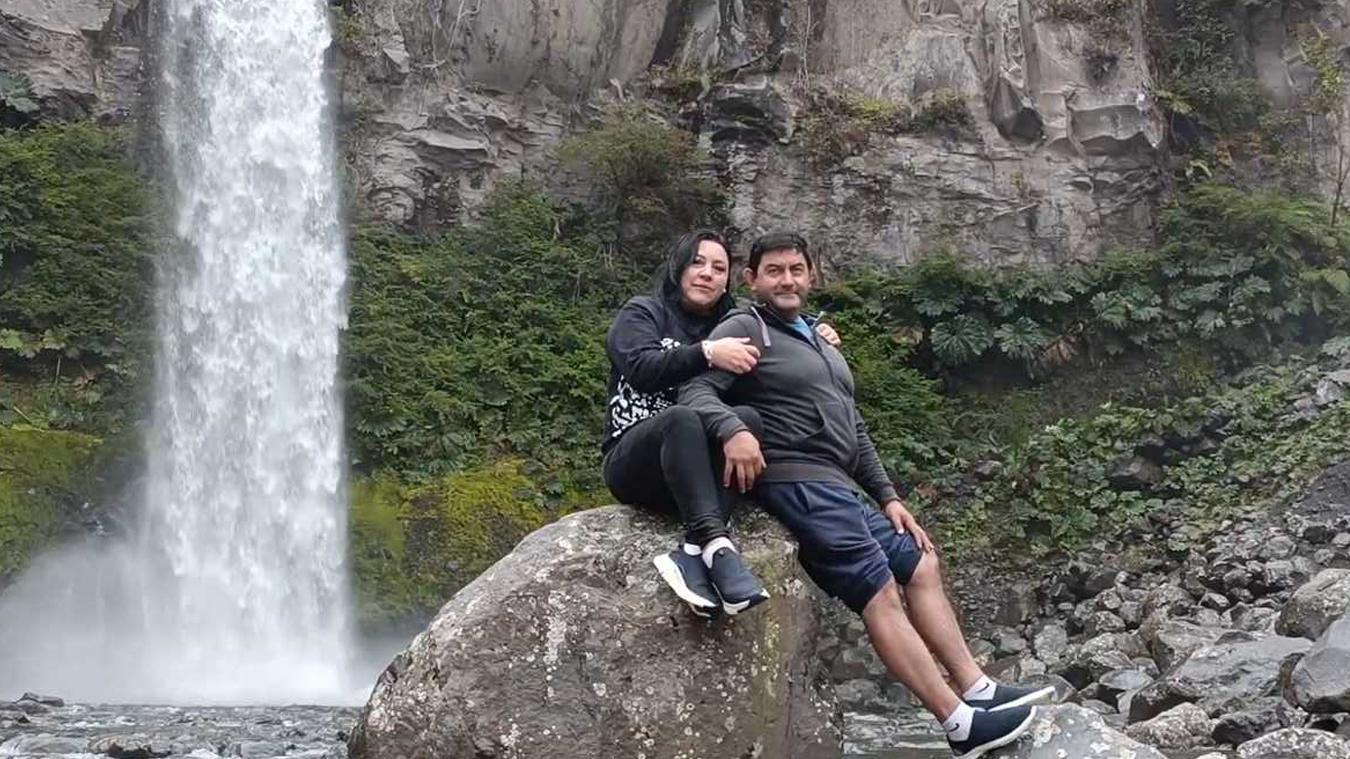 Toerist maakt foto van koppel aan waterval, maar verliest dan zijn evenwicht... (video)