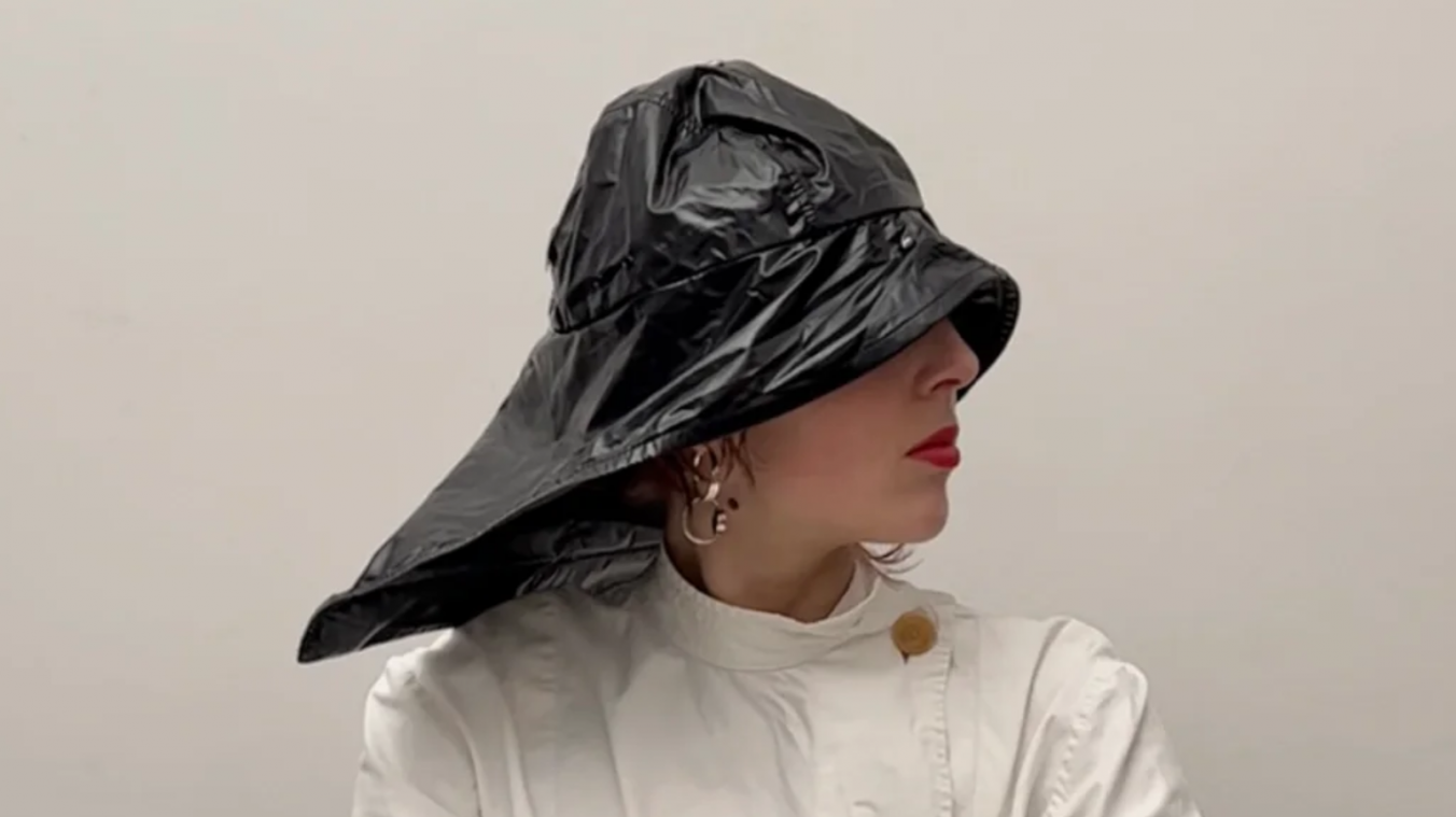 Dankzij dit regenaccessoire houd je je handen vrij én blijft je coupe droog