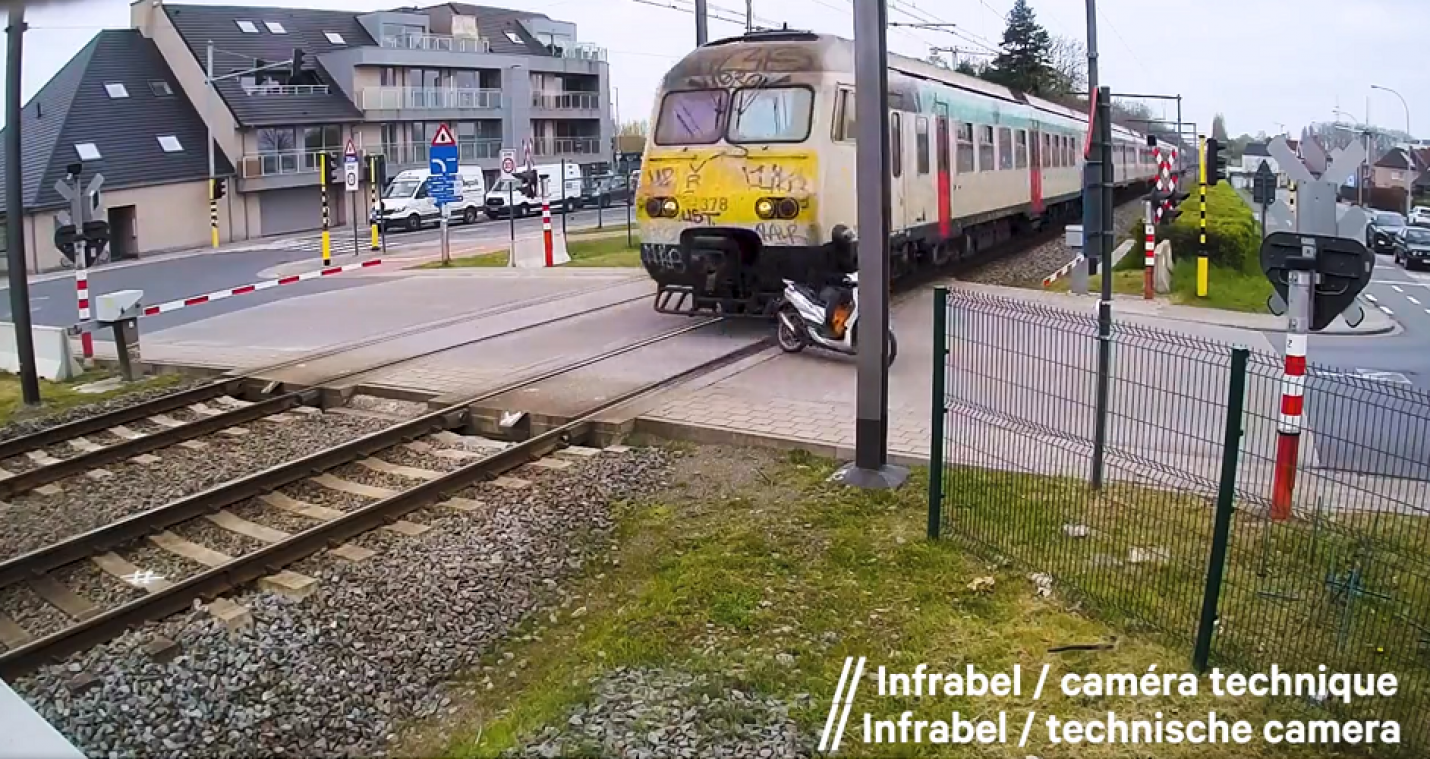 Beangstigende beelden: bestuurder scooter ontsnapt aan dood na bijna-botsing met trein (video)