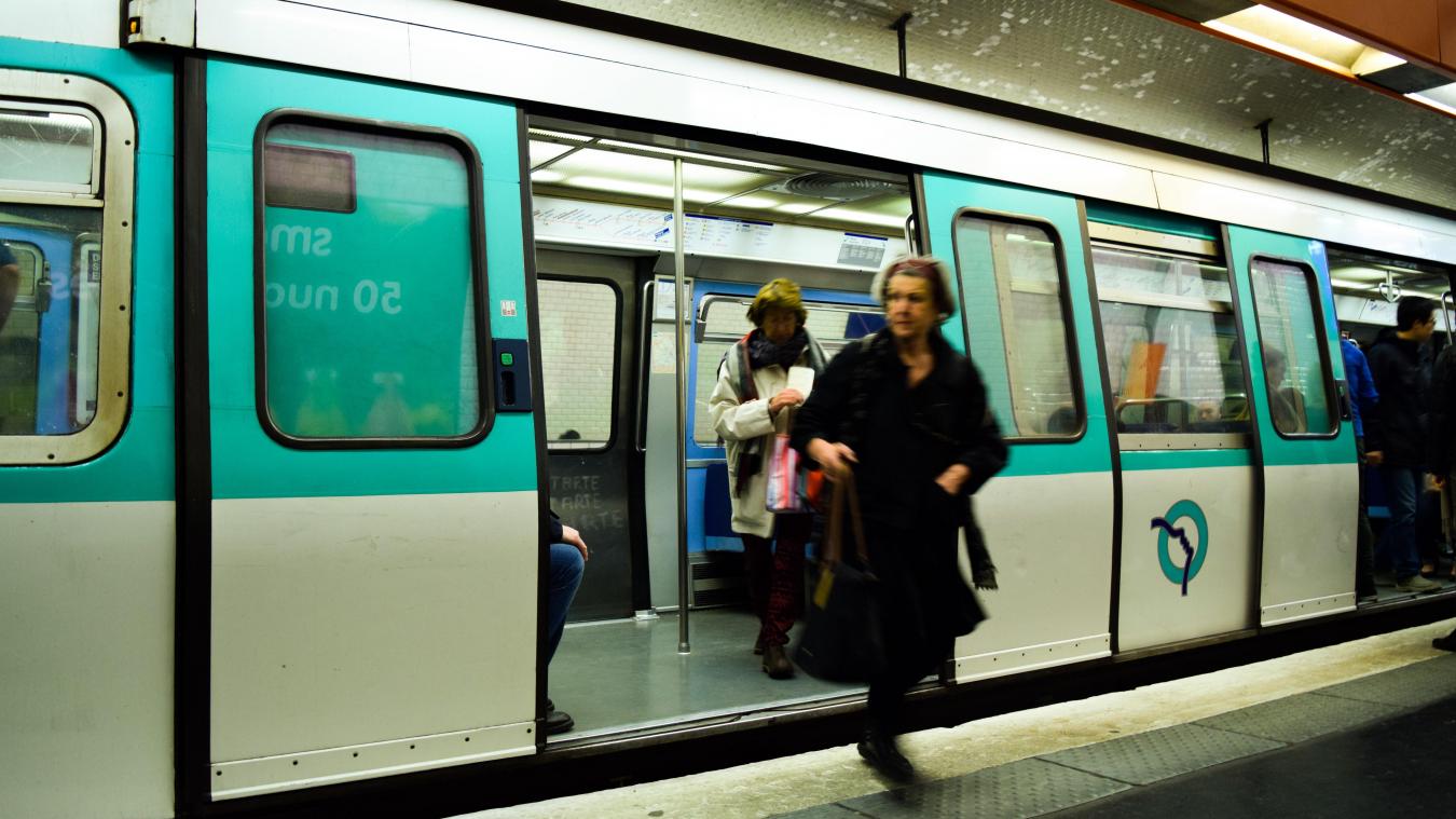 Vrouw dood nadat jas klem blijft zitten in deur van Parijse metro: «Familie heeft alles gezien»