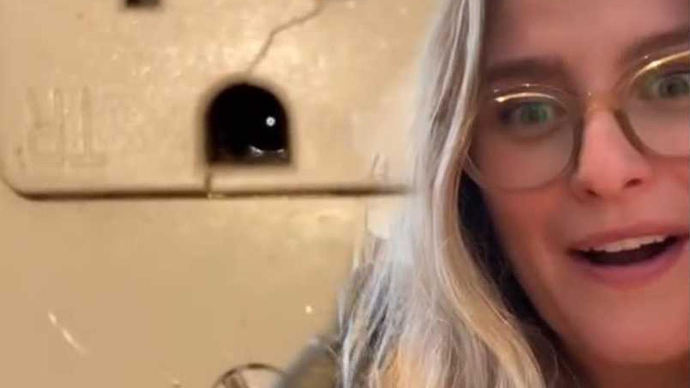 Vrouw treft verborgen camera aan in Airbnb-huis: «Gericht op de douche!» (video)