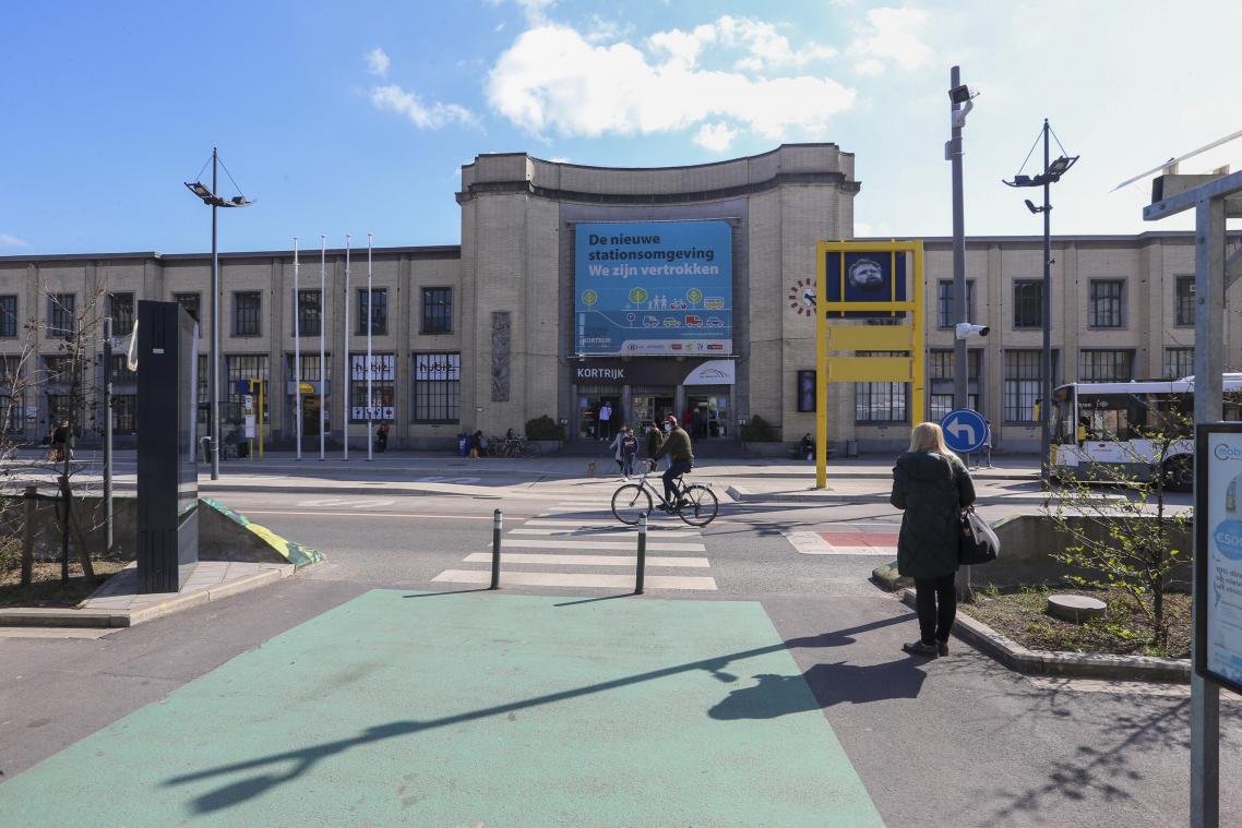 Protest tegen sloop stationsgebouw Kortrijk gaat voort: actievoerders zamelen handtekeningen in