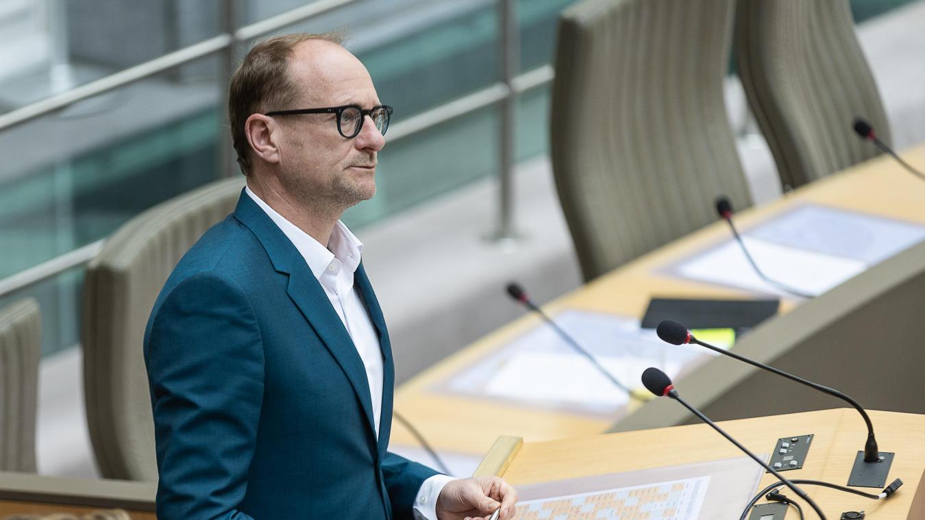 Leerlingen leggen onder goedkeurend oog van minister Weyts eerste Vlaamse toetsen af