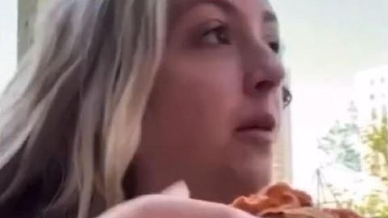Vrouw is supertrots dat ze alleen durft te eten, maar dan gebeurt DIT (video)