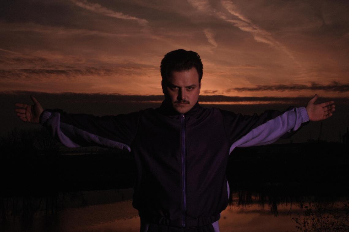 SOUNDCHECK. Glints onderneemt tocht door het donker op ‘The Dark!’: «Als mijn innerlijke criticus de bovenhand neemt, kan ik heel zelfdestructief zijn»