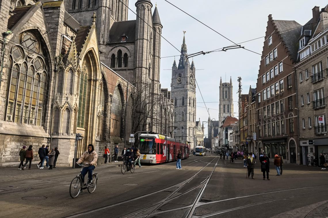 25-jarige fietssterbuiten levensgevaar na val in Gentse Veldstraat