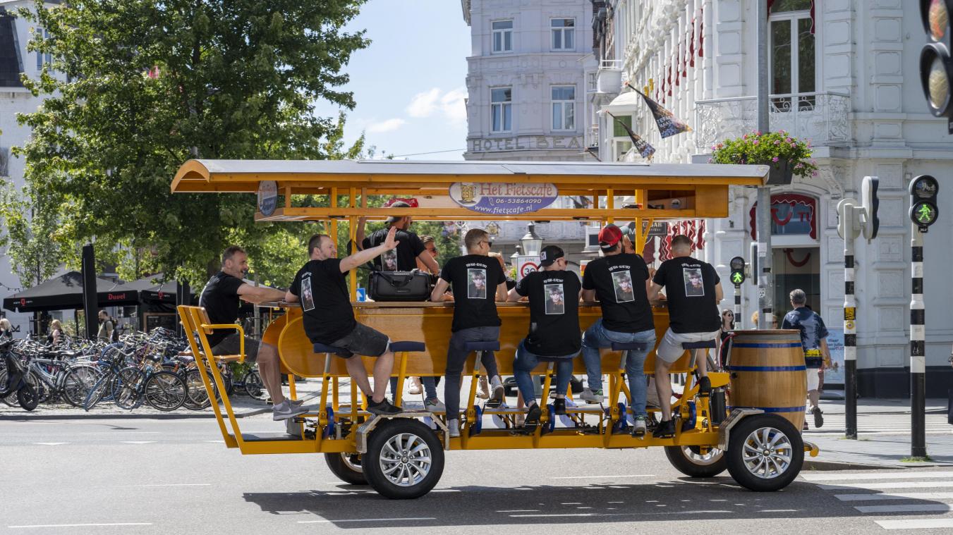 Vrijgezellen gaat helemaal fout: bierfiets slaat op hol