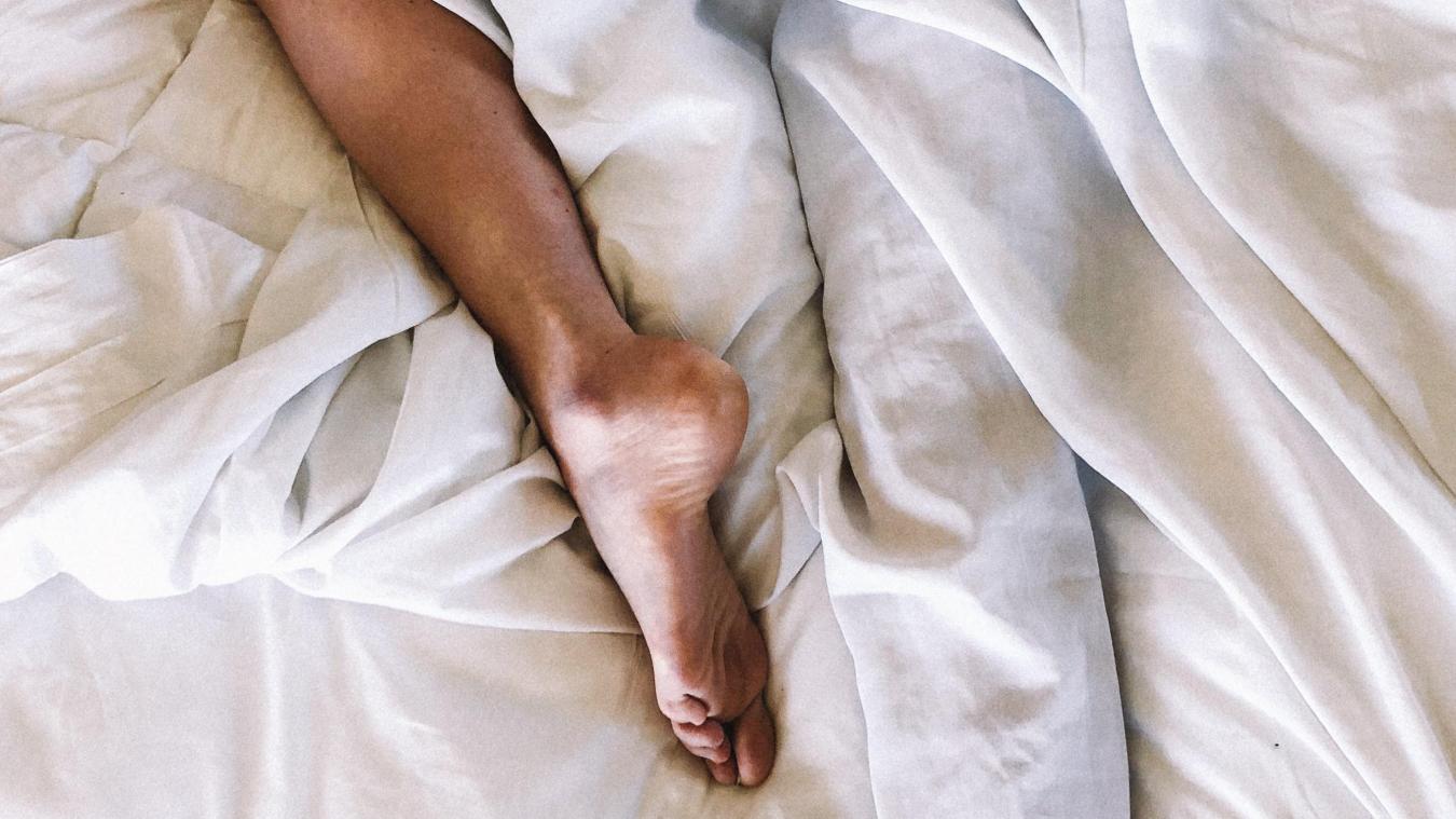WTF. Man wordt wakker in hotelkamer terwijl medewerker «aan zijn tenen sabbelt»