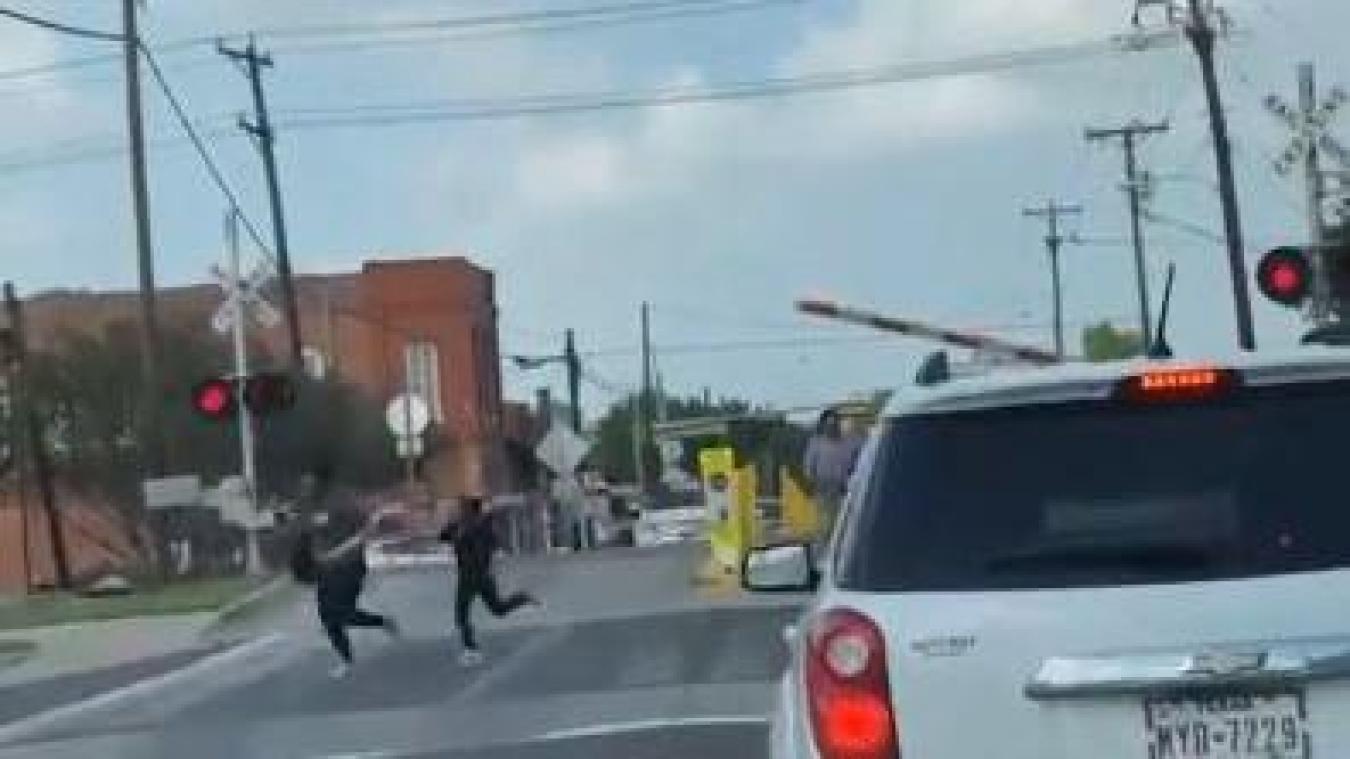 OMG. Moeder kan met kind op het nippertje ontsnappen aan aanstormende trein (video)