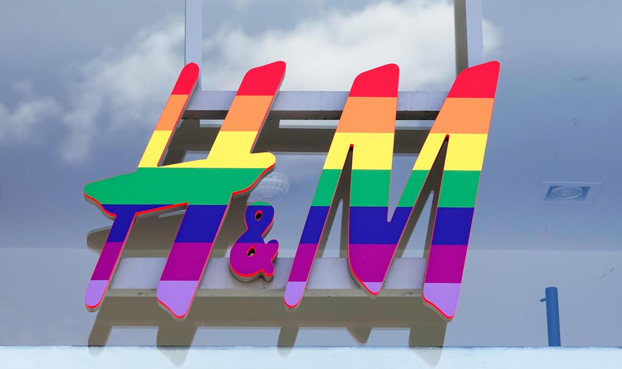 Nederland Amsterdam - Augustus 2018. Gay Pride. H&M in regenboogkleuren.  Foto Berlinda van Dam / Hollandse Hoogte