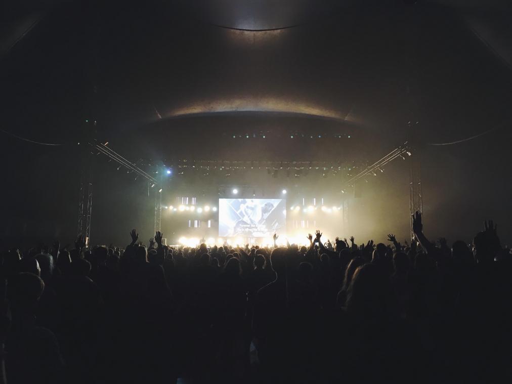 Illegale rave in Frankrijk lokt 30.000 feestvierders