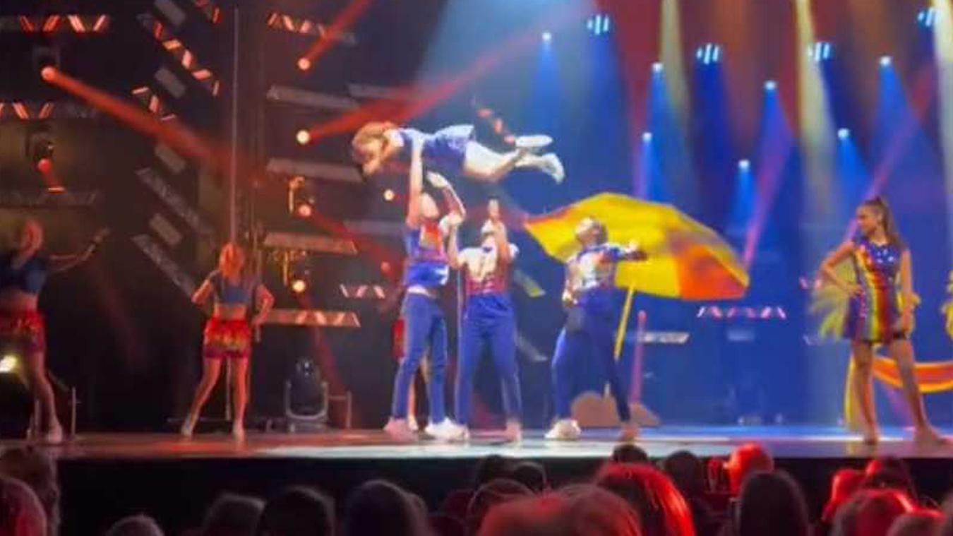 Julia van K3 komt ten val op het podium: «Oei, dat zag er wel pijnlijk uit!» (video)