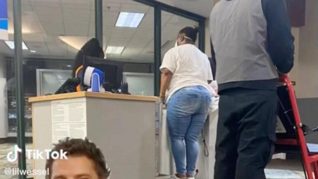 Ongebruikelijke praktijk: vrouw gewogen als bagage op luchthaven