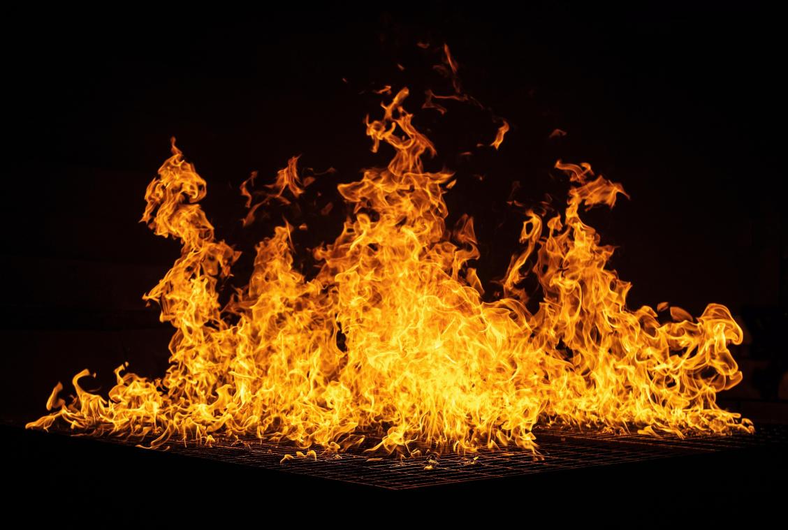 WUT. Huisbaas zet eigen flat in lichterlaaie op de tonen van ‘We Didn’t Start The Fire’