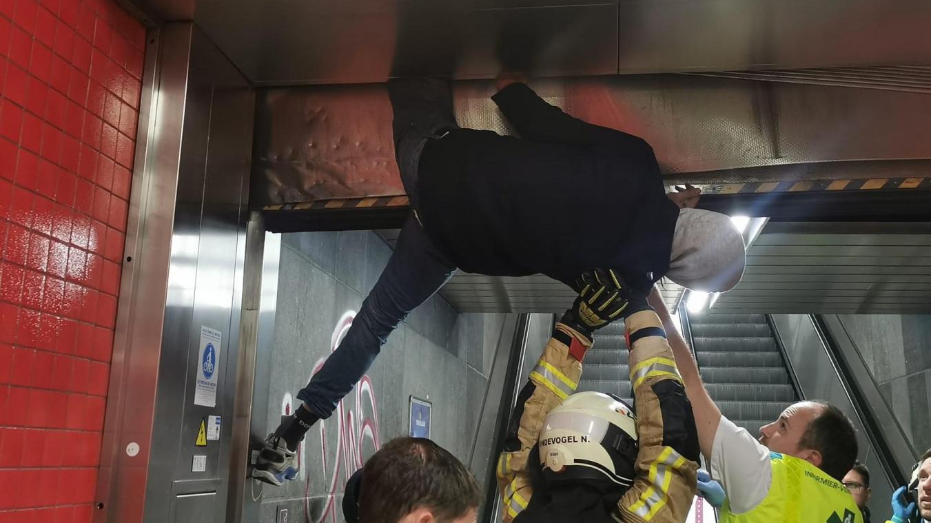 Brusselse brandweer redt opnieuw man uit benarde situatie in rolluik van metrostation