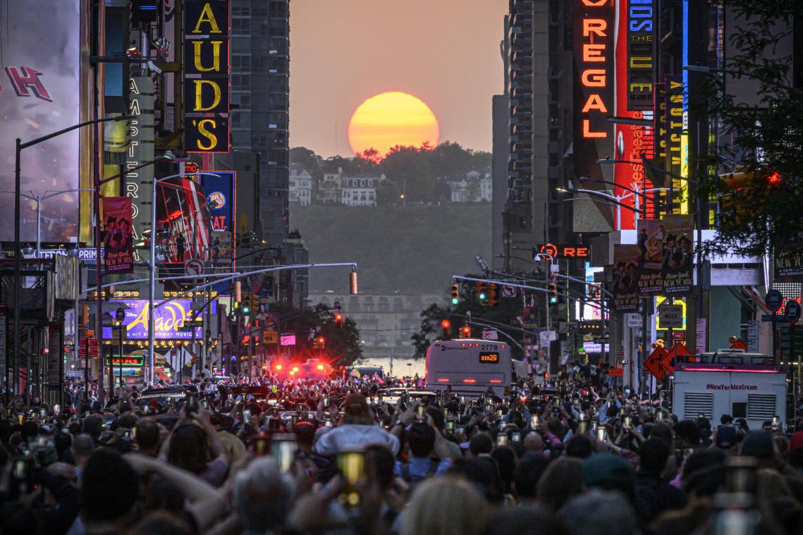 Duizenden mensen getuige van spectaculaire 'Manhattanhenge' in New York (met foto's)