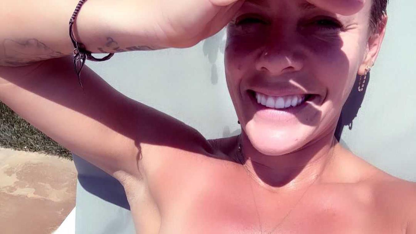 Pink lokt heel wat reacties uit met foto: «Ja, ze is poedelnaakt. En dan?!»