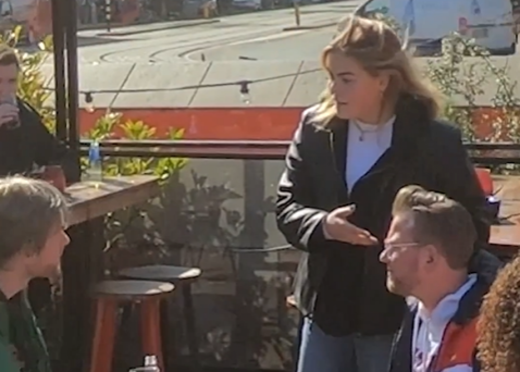 Gravin Eloïse van Oranje komt tussen in racistisch gesprek: «Doe even normaal» (video)