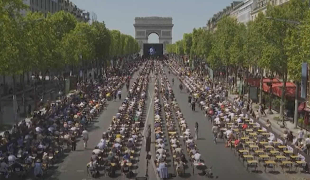 Wereldrecord: meer dan 1.700 mensen maken dictee op de Champs-Elysées
