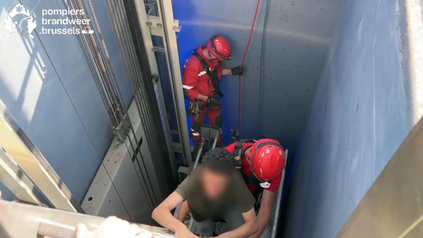 Tiental leerlingen bevrijd uit geblokkeerde lift van Brussels metrostation (video)