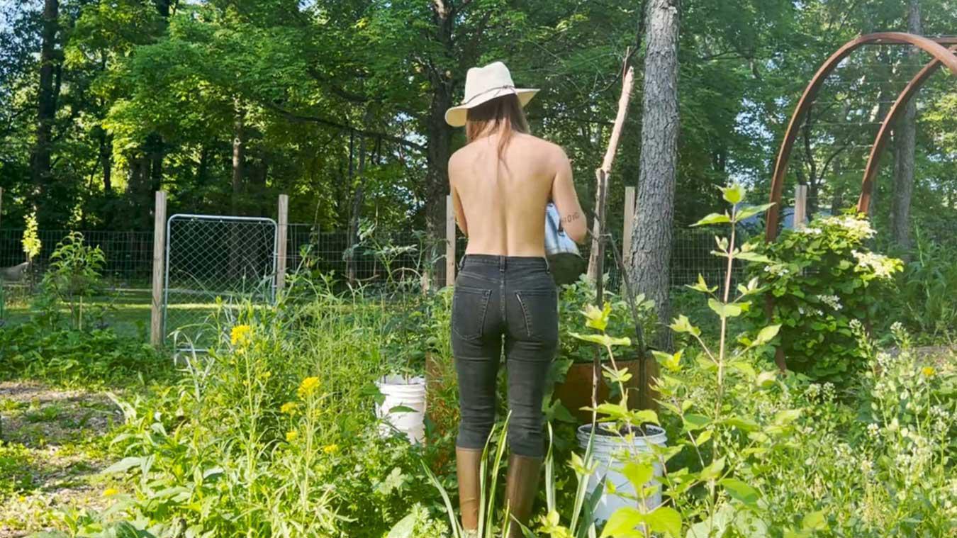 Influencer tuiniert het liefst halfnaakt: «Ik voel me zo veel dichter bij de natuur» (video)