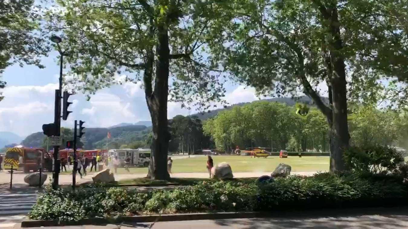 Man met mes valt kinderen aan in speeltuin