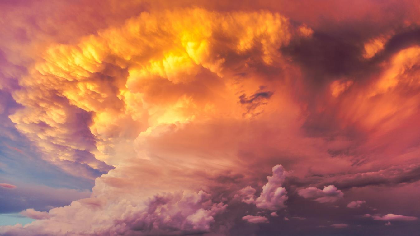 De man die vastzat in een wolk voor veertig minuten