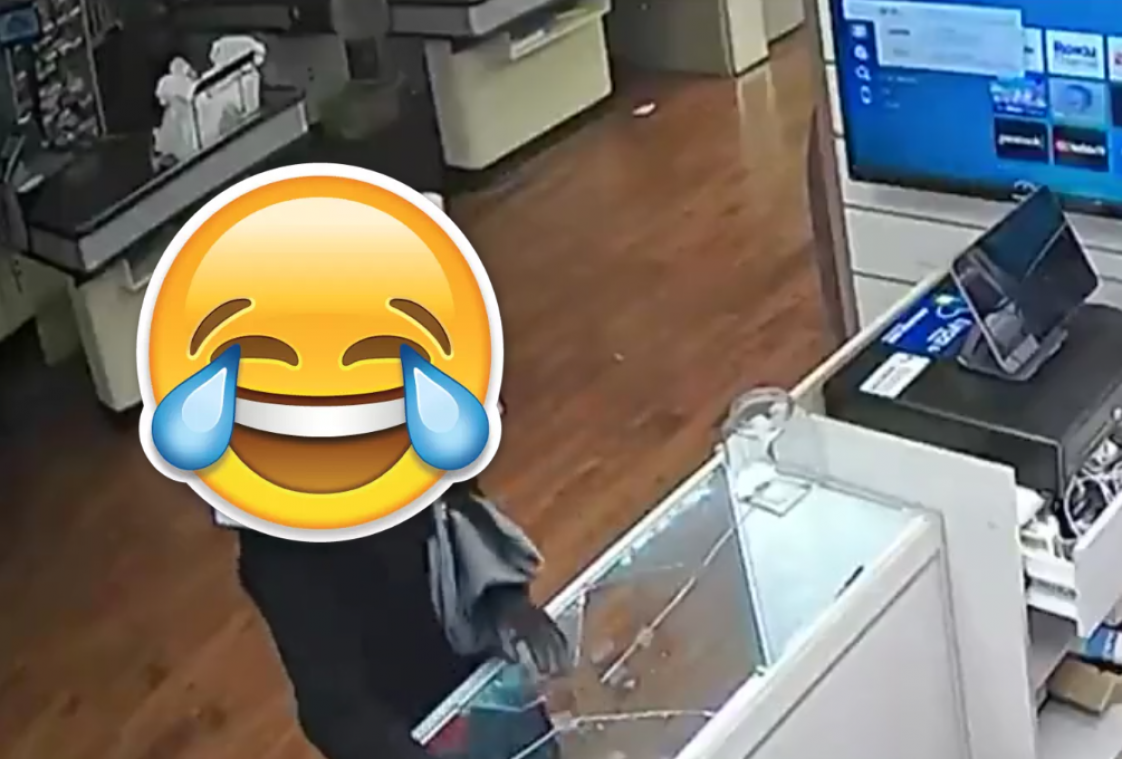 Man berooft winkel op deze wel héél bizarre manier (video)