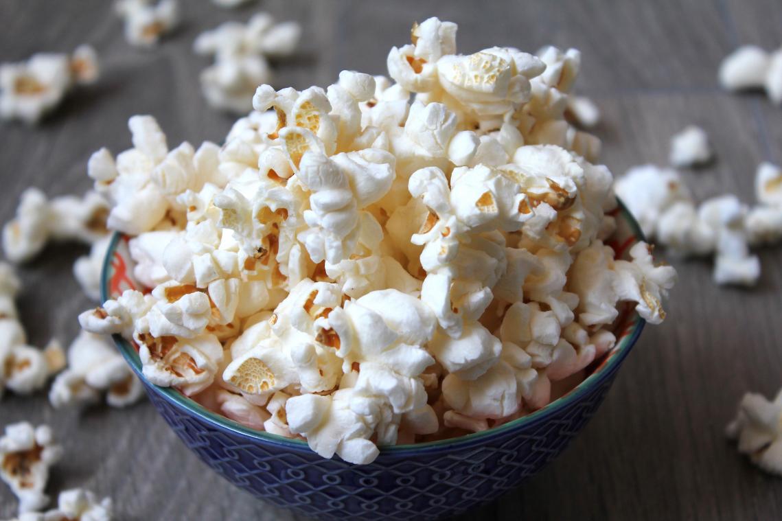 Het mysterie onthuld: waarom popt popcorn? (video)