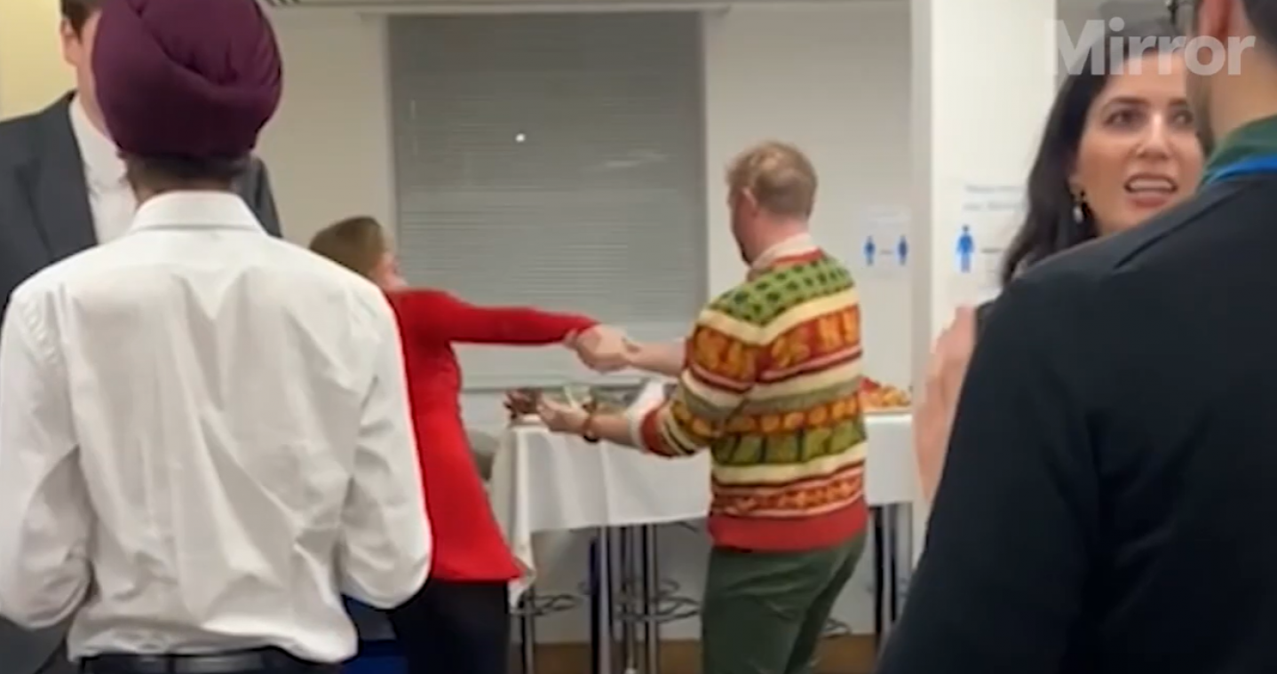 Britse krant lost eerste beelden van losbandig lockdownfeestje van Conservatieve Partij: «Zolang we de beelden maar niet uitzenden» (video)