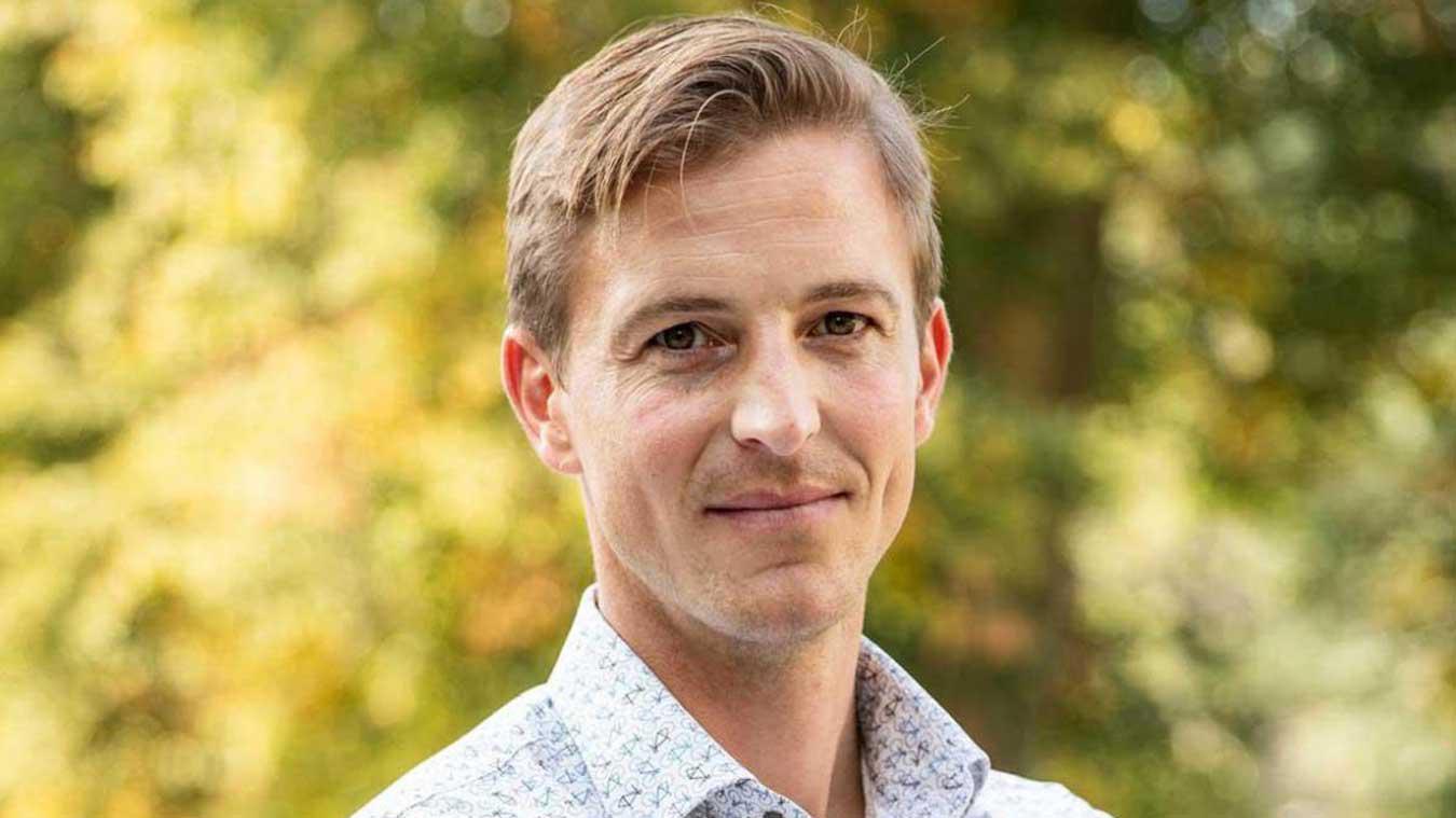 Django uit ‘De Bachelorette’ deelt liefdevolle foto met nieuwe vriendin: «Veel geluk samen!»