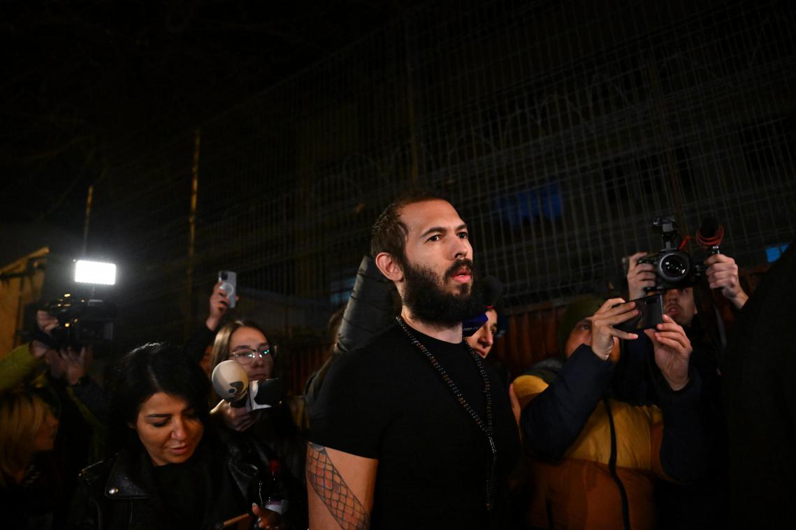 Controversiële influencer Andrew Tate officieel beschuldigd van mensenhandel en verkrachtingen
