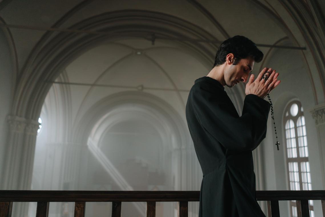 Restaurant huurt priester zodat werknemers «zonden» bekennen: «Hij vroeg of ik alcohol dronk»